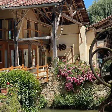 Chezlemoulin فندق مبيت وإفطار *